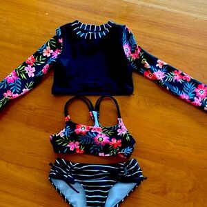 Little girls x small three-piece swim suit.